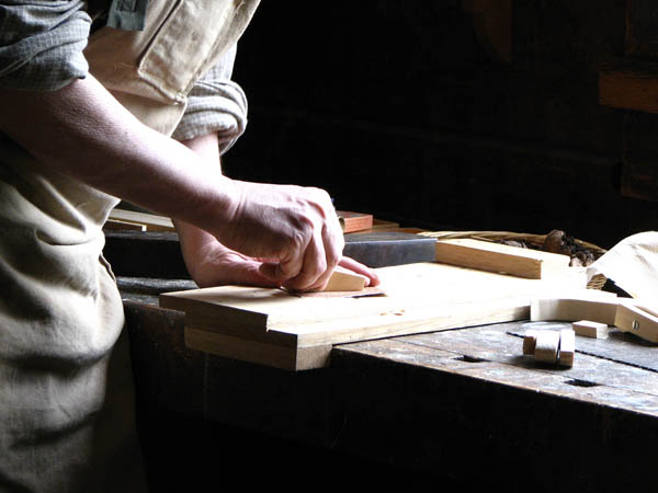 Nuestro equipo de profesionales cuenta  con muchos años de contrastada <strong>experiencia</strong> en el sector de la <strong>carpintería de madera en Coristanco</strong>.